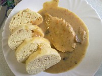 Kureci platek po myslivecku, houskove knedliky